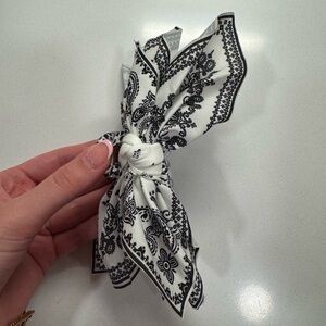 Bow Styled Claw Clip
BRAND NEW